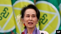 FILE - Pemimpin Myanmar saat itu Aung San Suu Kyi menyampaikan pidato di Naypyitaw, Myanmar, 28 Januari 2020. (AP)
