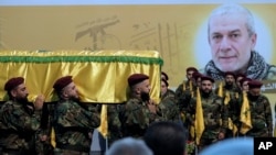 이슬람 무장 조직 헤즈볼라 대원들이 이스라엘 공격으로 사망한 무함마드 나세르의 장례식에서 관을 들고 이동하고 있다. (자료사진)