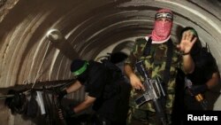 Seorang anggota Brigade Izz el-Deen al-Qassam, sayap bersenjata gerakan Hamas, memberi isyarat di dalam terowongan bawah tanah di Gaza 18 Agustus 2014. (Foto: Reuters)