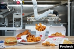 Uuji coba penggunaan robot Flippy 2 dan Sippy produksi Miso Robotics di salah satu gerai restoran Jack in the Box. (Facebook/misorobotics)