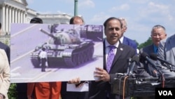 美国国会众议院中共问题特设委员会首席民主党议员拉贾·克里希纳穆尔蒂在国会山纪念天安门事件35周年。（美国之音记者李逸华拍摄，2024年6月4日）