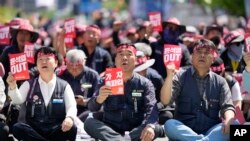 Anggota Konfederasi Serikat Buruh Korea memegang spanduk saat unjuk rasa May Day di Seoul, Korea Selatan, Senin, 1 Mei 2023. (Foto: AP)