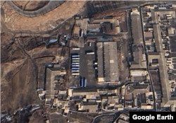 개성 시내 버스 차고지에서 한국 버스 여러 대를 볼 수 있다. 자료=Airbus (via Google Earth)