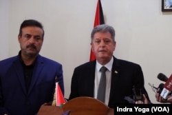 Duta Besar Palestina untuk Indonesia, Zuhair Saleh Mahfud Al Shun (kanan) memberikan keterangan kepada wartawan pada Selasa (10/10) terkait perkembangan terbaru di Tepi Barat. (VOA/Indra Yoga)