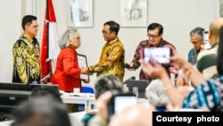 Menko Polhukam Mahfud MD berbincang dengan salah seorang warga eksil di Belanda. (Foto: Kemenko Polhukam)