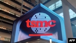 Logo Perusahaan Manufaktur Semikonduktor Taiwan (TSMC) terliha di Hsinchu pada 28 Juli 2023. (Foto: AFP)