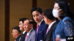 មេដឹកនាំ​គណបក្ស Move Forward និង​បេក្ខជន​នាយក​រដ្ឋមន្ត្រី​លោក Pita Limjaroenrat និង​ដៃគូ​ចម្រុះ​ក្នុង​ពិធី​ចុះហត្ថលេខា​លើ​អនុស្សរណៈ​នៃ​ការយោគយល់គ្នា​ក្នុង​ចំណោម​គណបក្ស​នយោបាយ​ក្នុង​កិច្ចព្រមព្រៀង​ដើម្បី​បង្កើត​រដ្ឋាភិបាល​ថ្មី​នៅ​ទីក្រុង​បាងកក នៅ​ថ្ងៃទី២២ ខែឧសភា ឆ្នាំ២០២៣។