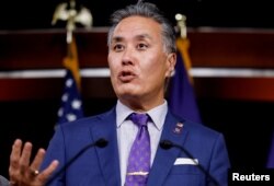 Anggota kongres dari partai Demokrat, Mark Takano (dok: REUTERS/Evelyn Hockstein)