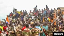 尼日尔兵变支持者在首都尼亚美一个法国军事基地前举行示威。（2023年年8月11日）