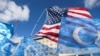 Bendera AS dan Uyghur berkibar dalam aksi protes mendukung komunitas Uyghur. Aksi berlangsung di Washington, pada 28 November 2022. (Foto: Reuters/Amanda Andrade-Rhoades)