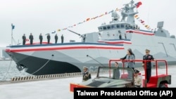 台湾总统蔡英文在宜兰苏澳商港主持“安江军舰”和“万江军舰”交付仪式，并阅兵检视“国舰国造”成果。（2024年3月26日）