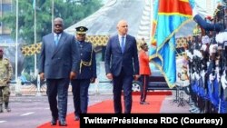 Président Félix Tshisekedi (G) ya RDC na mokokani wa ye ya Suisse Alain Berset (D) bazali kotambola na tapis rouge na libanda lya Palais de la nation, Kinshasa, 13 sanza ya minei 2023. (Twitter/Présidence RDC)