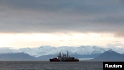 Kapal penjaga pantai Kanada, Des Groseilliers, berlayar di perairan dekat wilayah komunitas Arktika Pond Inlet, Nunavut, pada 23 Agustus 2014. (Foto: Reuters/Chris Wattie)
