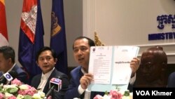 រដ្ឋមន្ត្រីក្រសួងព័ត៌មាន លោក នេត្រ ភក្ត្រា ថ្លែងនៅក្នុងសន្និសីទសារព័ត៌មានដាក់ឱ្យប្រើប្រាស់ធម្មនុញ្ញវិជ្ជាជីវៈសារព័ត៌មាននៅទីស្តីការរបស់ក្រសួង ថ្ងៃទី៦ ខែសីហា ឆ្នាំ២០២៤។ (ហាន ណូយ/វីអូអេ)