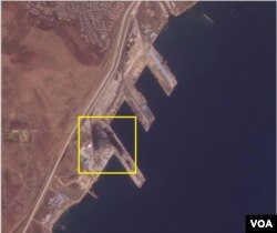 25일 북한 라진항을 촬영한 위성사진에 검은색 석탄이 부두 전체를 거의 빈틈 없이 채운 모습이 포착됐다. 사진=Planet Labs