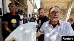 加沙地带南部的拉法，人们抬着一名在以色列空袭中丧生的世界中央厨房员工的遗体。（2024年4月3日）