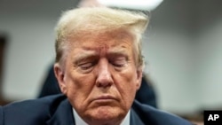 អតីតប្រធានាធិបតី​សហរដ្ឋអាមេរិកលោក Donald Trump នៅក្នុង​បន្ទប់​សវនាការ​ក្នុងពេល​សារណាបិទបញ្ចប់​សំណុំរឿង​ប្រាក់​បំបិទមាត់​ ក្នុងតុលាការព្រហ្មទណ្ឌ Manhattan ក្រុងញូវយ៉ក កាលពីថ្ងៃទី៣០ ខែឧសភា ឆ្នាំ២០២៤។ 