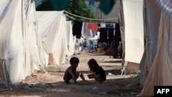 Anak-anak bermain di antara tenda-tenda yang didirikan untuk warga Palestina yang mencari perlindungan di halaman pusat Badan Bantuan dan Pekerjaan PBB untuk Pengungsi Palestina (UNRWA) di Khan Yunis di Jalur Gaza selatan pada 19 Oktober 2023. (Foto: AFP)