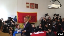 Crnogorski predsjednik Milo Đukanović glasa na izborima (Foto: VOA, Predrag Milić)
