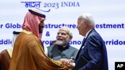 Putra Mahkota Arab Saudi Mohammed bin Salman dan Presiden AS Joe Biden berjabat tangan di samping Perdana Menteri India Narendra Modi pada KTT G20 di New Delhi, India, 9 September 2023 lalu (foto: ilustrasi). 