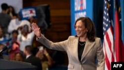 Wakil Presiden AS Kamala Harris menghadiri kampanye di SMA Westover di Fayetteville, North Carolina, 18 Juli 2024. (Foto: Allison Joyce/AFP)