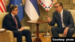 Pomoćnik sekretara Biroa za evropske i evroazijske poslove Stejt departmenta Džejms O'Brajan razgovara sa predsednikom Srbije Alesksandrom Vučićem, tokom posete Beogradu, 20. aprila 2024. (Foto: FoNet)