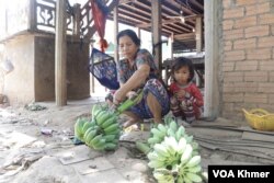 អ្នកស្រី យា សាវ៉ុន ពលរដ្ឋនៅក្នុងស្រុកកៀនស្វាយ ខេត្តកណ្តាល ដែលប្រឈមនឹងការផ្លាស់ប្តូរទីលំនៅ ដោយសារគម្រោងស្ថាបនាព្រែកជីកហ្វូណន ។ (ស៊ុន ណារិន/វីអូអេ)