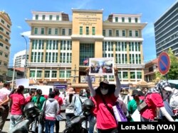 ក្រុមកូដករ​នៃ​ក្រុមហ៊ុន​ណាហ្គាវើលដ៍​មក​គាំទ្រ​កញ្ញា ឈឹម ស៊ីថរ មេដឹកនាំ​សហជីព​នៅ​ខាងមុខ​សាលាដំបូង​រាជធានី​ភ្នំពេញ នៅ​ថ្ងៃទី២៨ ខែកុម្ភៈ ឆ្នាំ២០២៣។ (លាស់ លីបលីប/វីអូអេ)