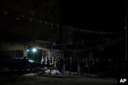Umat Muslim melaksanakan salat tarawih di Rafah, Jalur Gaza, Minggu, 10 Maret 2024. (Foto: AP)