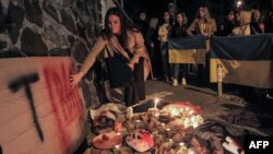 ARHIVA - Ljudi demonstriraju ispred ambasade Irana u Ukrajini, 17. otobra 2022, u Kijevu, posle udara dronova-kamikaza koje je Iran prodao Rusiji, u kojima je tada ubijeno najmanje troje ljudi