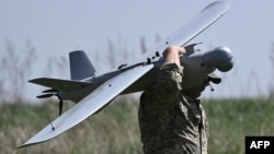 Seorang prajurit Ukraina bersiap menerbangkan drone UAV pengintai Leleka di dekat Chasiv Yar, wilayah Donetsk, 27 April 2024.