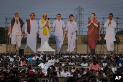Potret besar Dravida Munnetra Kazhagam (DMK) dan para pemimpin Kongres Nasional India (INC) dipasang selama rapat umum kampanye pemilu, Chennai, 15 April 2024.