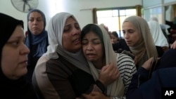 Kerabat dan para pelayat menangis setelah melihat jenazah Mahmoud Abu Saan, 18 tahun, yang tewas ditembak tentara Israel, untuk terakhir kalinya di sebuah masjid pada upacara pemakamannya di kota Tulkarem, Tepi Barat, 4 Agustus 2023.