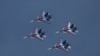 Jet tempur Sukhoi Su-30 dari tim aerobatik Russkiye Vityazi terbang dalam formasi di lapangan Dubrovichi di luar Ryazan, Rusia 4 Agustus 2018. (Foto: REUTERS/Maxim Shemetov)