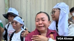 ​ម្តាយ​របស់​កញ្ញា ភួន កែវរស្មី ​កំពុង​យំ​ ខណៈ​រងចាំការប្រកាស​សាលក្រម​នៅ​ថ្ងៃទី​២ ខែកក្កដា ឆ្នាំ២០២៤។ (កាន់ វិច្ឆិកា/វីអូអេ)