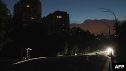 Automobil prolazi mračnom ulicom tokom delimičnog nestanka struje u Kijevu, u Ukrajini, 5. juna 2024, nakon ruskih udara na ukrajinsku energetsku infrastrukturu.