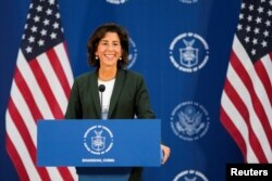 Menteri Perdagangan AS Gina Raimondo dalam konferensi pers di Boeing Shanghai Aviation Services dekat Bandara Internasional Pudong Shanghai, di Shanghai, Cina 30 Agustus 2023. (REUTERS/Aly Song)