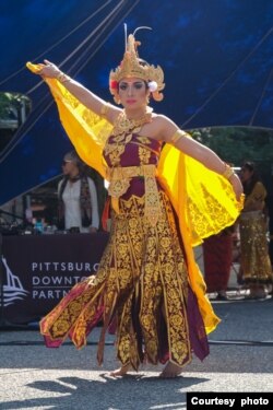 Ni Putu Myra Gerhana Putri menarikan tari Cendrawasih di festival World Square, Pittsburgh, AS (dok: Indonesians in Pittsburgh)