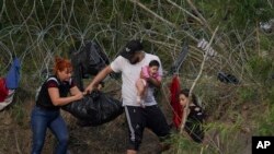Migranti prelaze granicu Meksika i SAD, kod reke Rio Grande (Foto: AP/Fernando Llano)