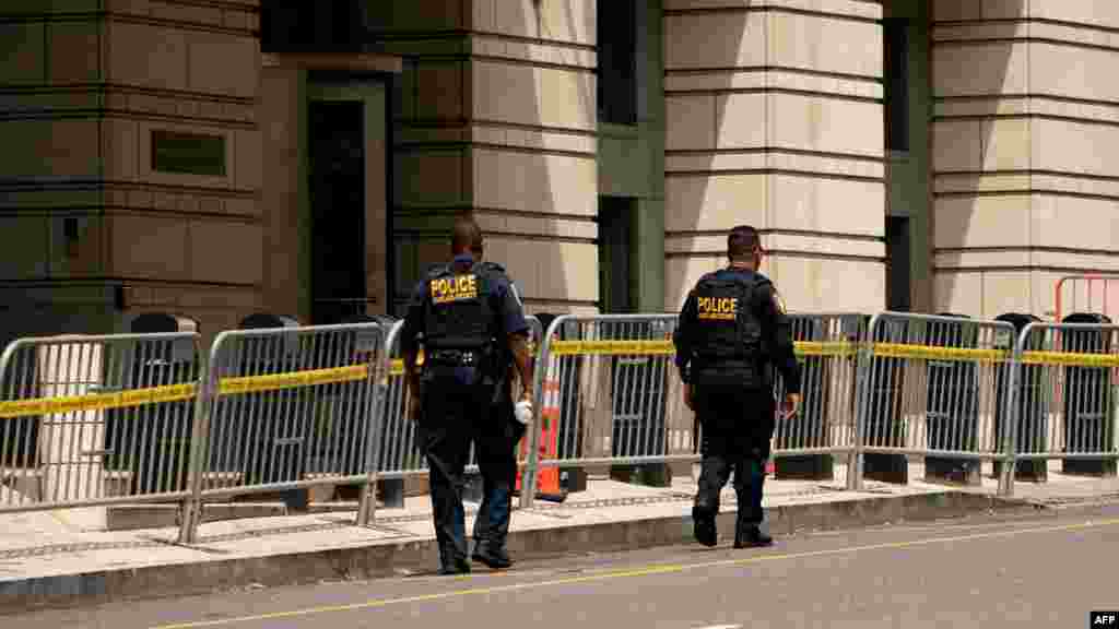 ប៉ូលិសដើរកាត់មុខតុលាការសហព័ន្ធ E. Barrett Prettyman នៅរដ្ឋធានីវ៉ាស៊ីនតោន មុនការចូលបង្ហាញខ្លនរបស់អតីតប្រធានាធិបតីសហរដ្ឋអាមេរិក លោក Donald Trump ថ្ងៃទី ៣ ខែសីហា ឆ្នាំ ២០២៣។ 