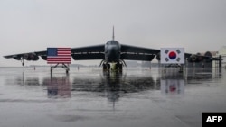 지난 10월 한국 청주 공군기지에 착륙한 미 공군 B-52H 전략폭격기가 앞에 미한 양국 국기가 세워져있다.