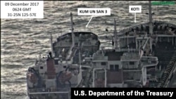 지난 2018년 2월 미국 재무부가 북한 선박 '금운산 3호(왼쪽)'의 해상 불법환적 정황을 촬영한 사진을 공개했다. (자료사진)