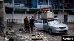 Sejumlah warga Palestina bersiap meninggalkan Rafah setelah pasukan Israel melancarkan serangan ke wilayah tersebut pada 13 Mei 2024. (Foto: Reuters/Mohammed Salem)