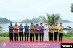 Menlu Malaysia Zambry Abd Kadir, Menlu Filipina Enrique Manalo, Senior Officer Leader Singapura Albert Chua, Menlu Thailand Don Pramudwinai, Menlu Vietnam Bui Thanh Son, Menlu Indonesia Retno Marsudi, Menlu Laos Saleumxay Kommasith, Menlu Brunei Darussalam Senior Officer Leader Johariah Wahab, Menteri Luar Negeri Kamboja Prak Sokhonn, Menteri Luar Negeri Timor Leste Adaljiza Xavier Magno dan Sekretaris Jenderal ASEAN Kao Kim Hourn dalam Pertemuan Menlu ASEAN jelang KTT ASEAN ke-42 di Labuan Bajo, NTT, 9 Mei 2023. (Achmad Ibrahim/Pool via REUTERS).