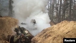 Sejumlah tentara Ukraina turut serta dalam pelatihan risiko radiasi, kimia dan biologis di wilayah Kharkiv, Ukraina, pada 29 Februari 2024. (Foto: Reuters/Sofiia Gatilova)