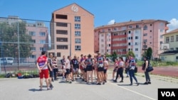 Članovi Kik boks kluba okupljaju se pred trening u centru grada u znak podrške njihovom treneru Milunu Milenkoviću koji je uhapšen 13. juna, u Severnoj Mitrovici, 19. jula 2023. (Foto: Glas Amerike/Budimir Ničić)