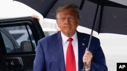 Donald Tramp na aerodromu u Vašingtonu posle pojavljivanja na sudu gde je negirao krivicu za pokušaj poništavanja izbora