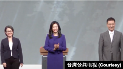 三位台湾副总统候选人在辩论会上针对两岸议题激烈交锋。左起为民进党萧美琴、民众党吴欣盈、国民党赵少康。（照片来自台湾公共电视） 