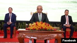 រូបឯកសារ៖ រដ្ឋមន្ត្រីក្រសួងសេដ្ឋកិច្ច និងហិរញ្ញវត្ថុលោក អូន ព័ន្ធមុនីរ័ត្ន ចូលរួមវេទិកា​ពិភាក្សាមួយ នៅរាជធានីភ្នំពេញ កាលពីថ្ងៃទី ៨ ខែឧសភា ឆ្នាំ ២០២៤។ (Facebook / Ministry of Economy and Finance)