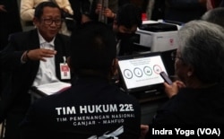 Tim kuasa hukum Paslon Presiden dan Wakil Presiden 02, Ganjar pranowo dan Mahfud MD mendaftarkan PHPU ke Mahkamah Konstitusi pada Sabtu (23/3) di Jakarta. (VOA/IndraYoga)